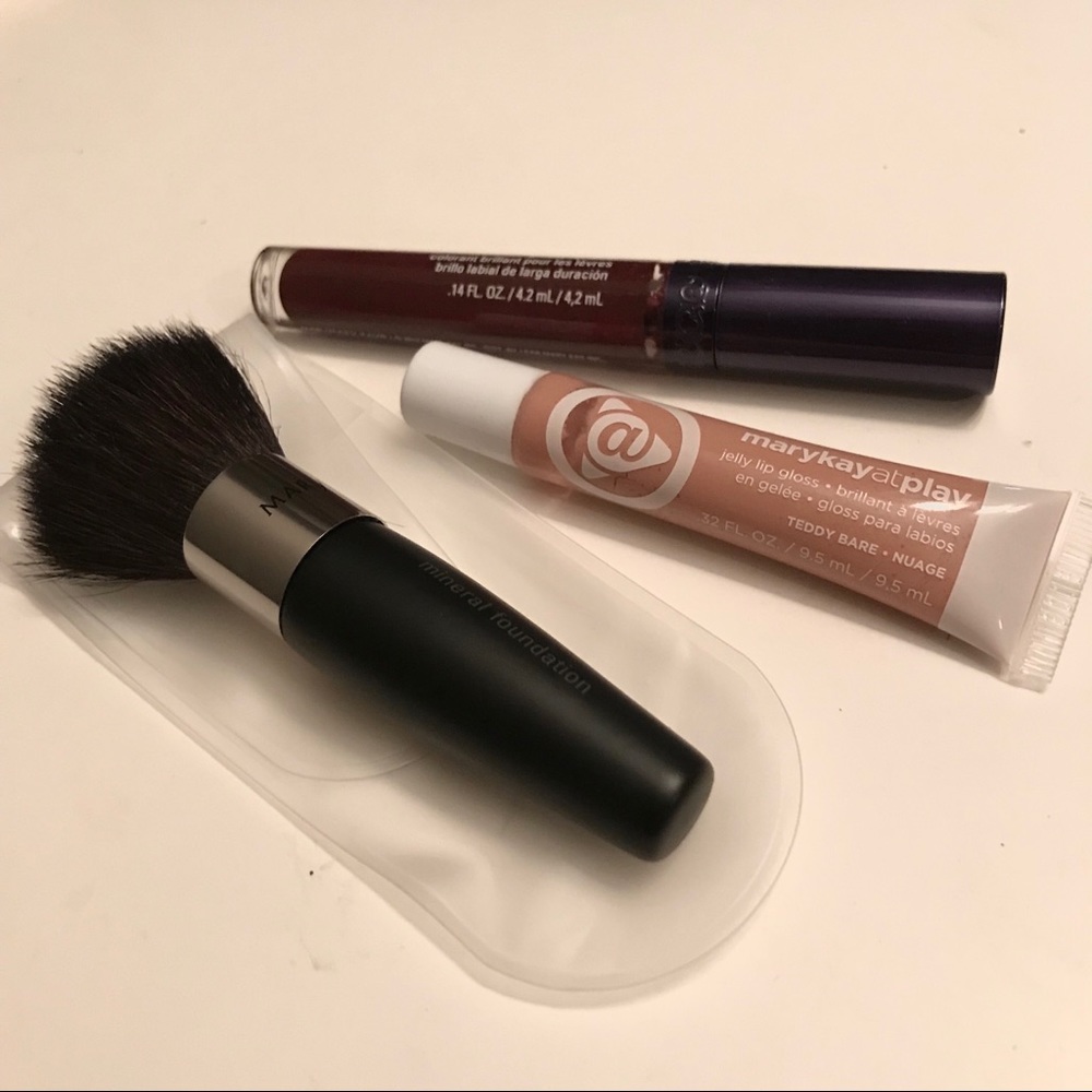 BUNDLE: lip gloss, lip stain and foundation brush